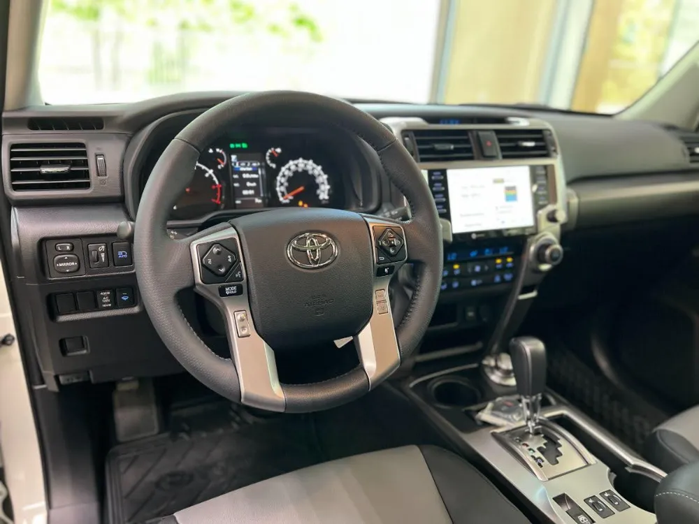 2022 Toyota 4Runner SR5 Super White 7